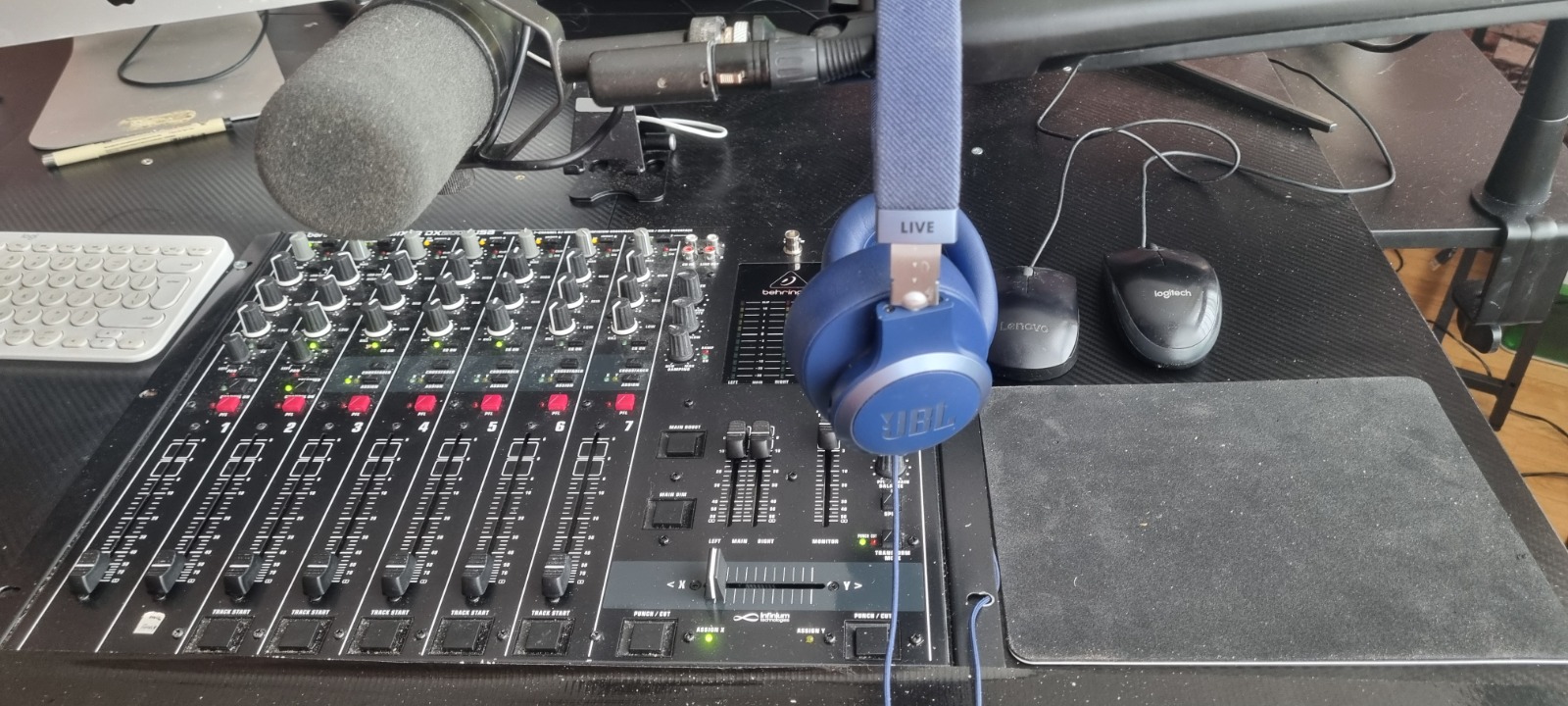 Mixer, microfoon en hoofdtelefoon in de Online Radio 1 studio