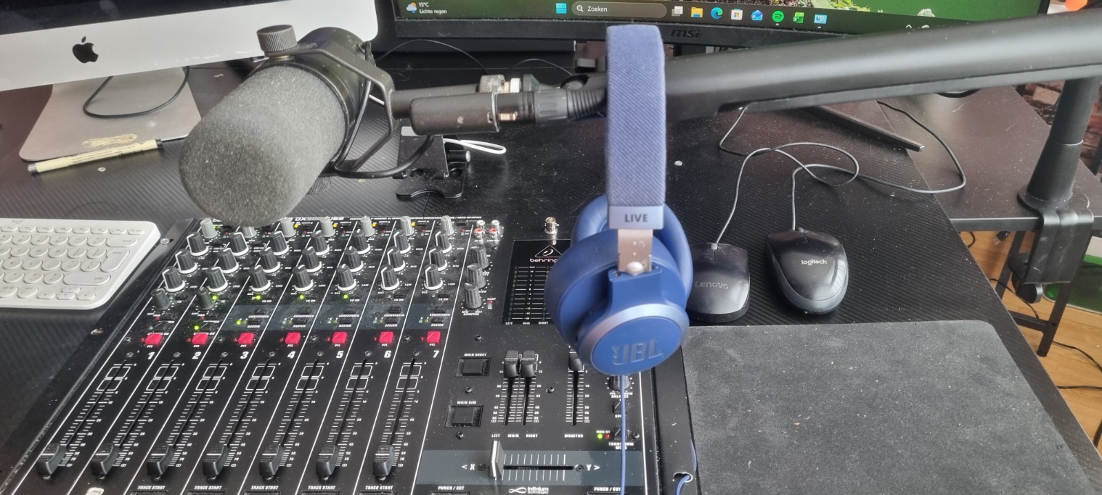 Studioapparatuur van Online Radio 1